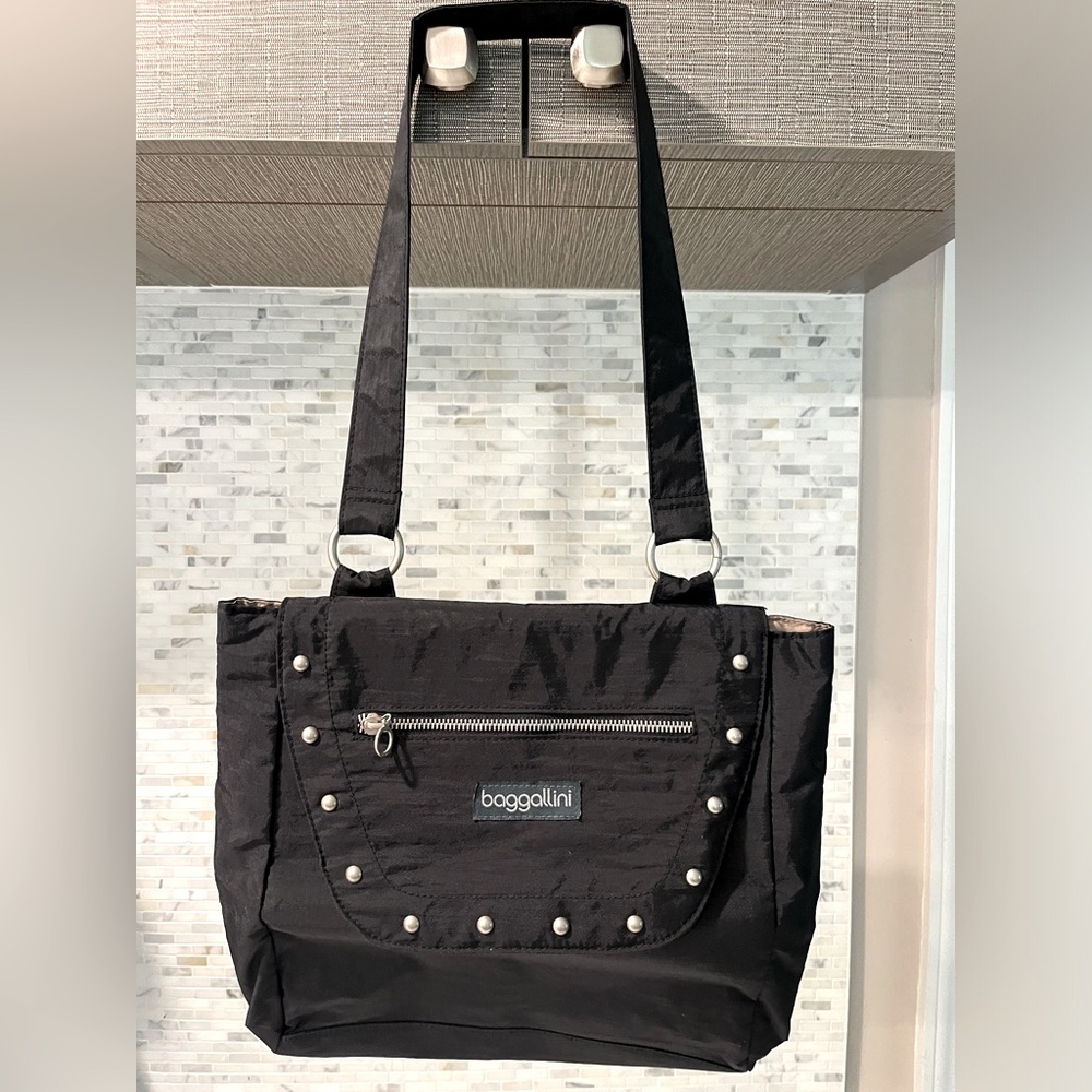 Baggallini shoulder purse.